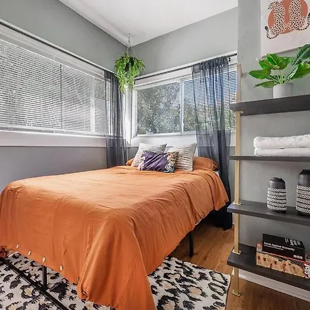 Jungle Themed Apt. Close To Coffee, Food + Shops!